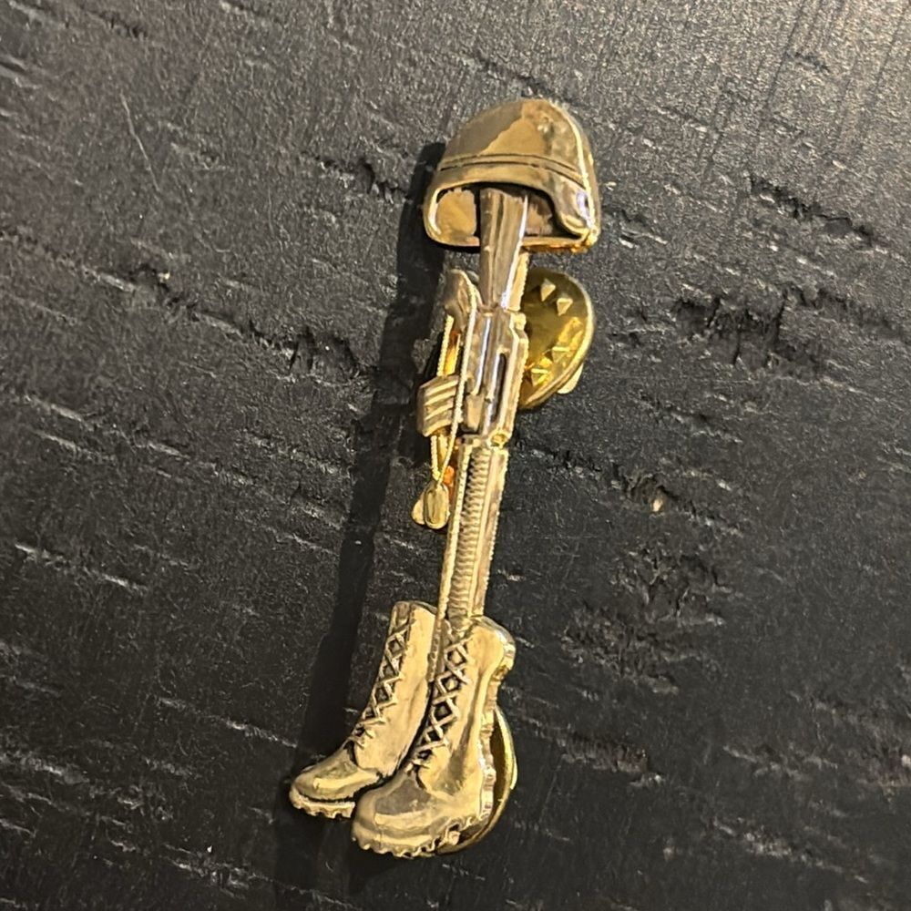 Battlefield Cross Lest They Be Fallen Soldier Pin​